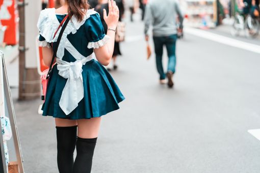 メイド服の女性の後ろ姿