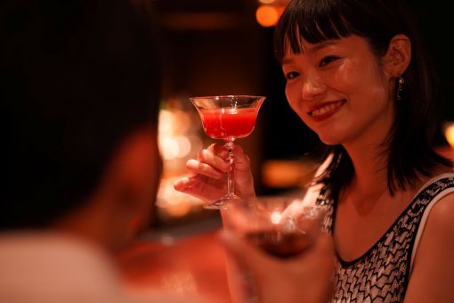 バーで飲む女性