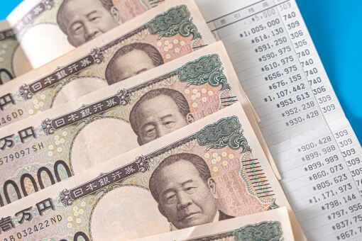 通帳と4枚の1万円札