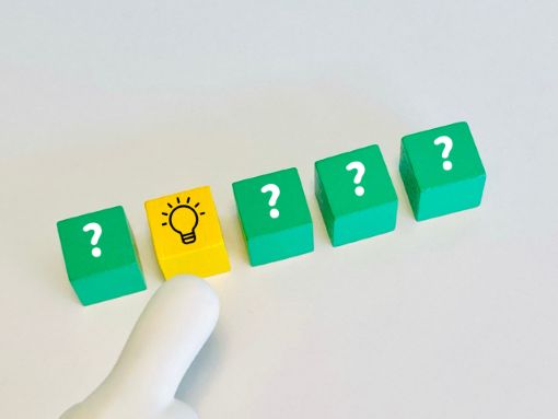 緑のハテナマーク4つと1つの電球マーク